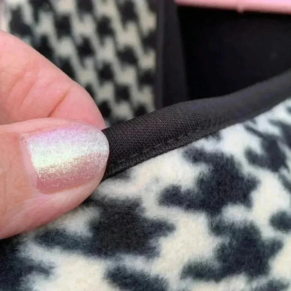 Attractive winter wrap, thick fleece, soft to  the touch. - Picture 5 of 5